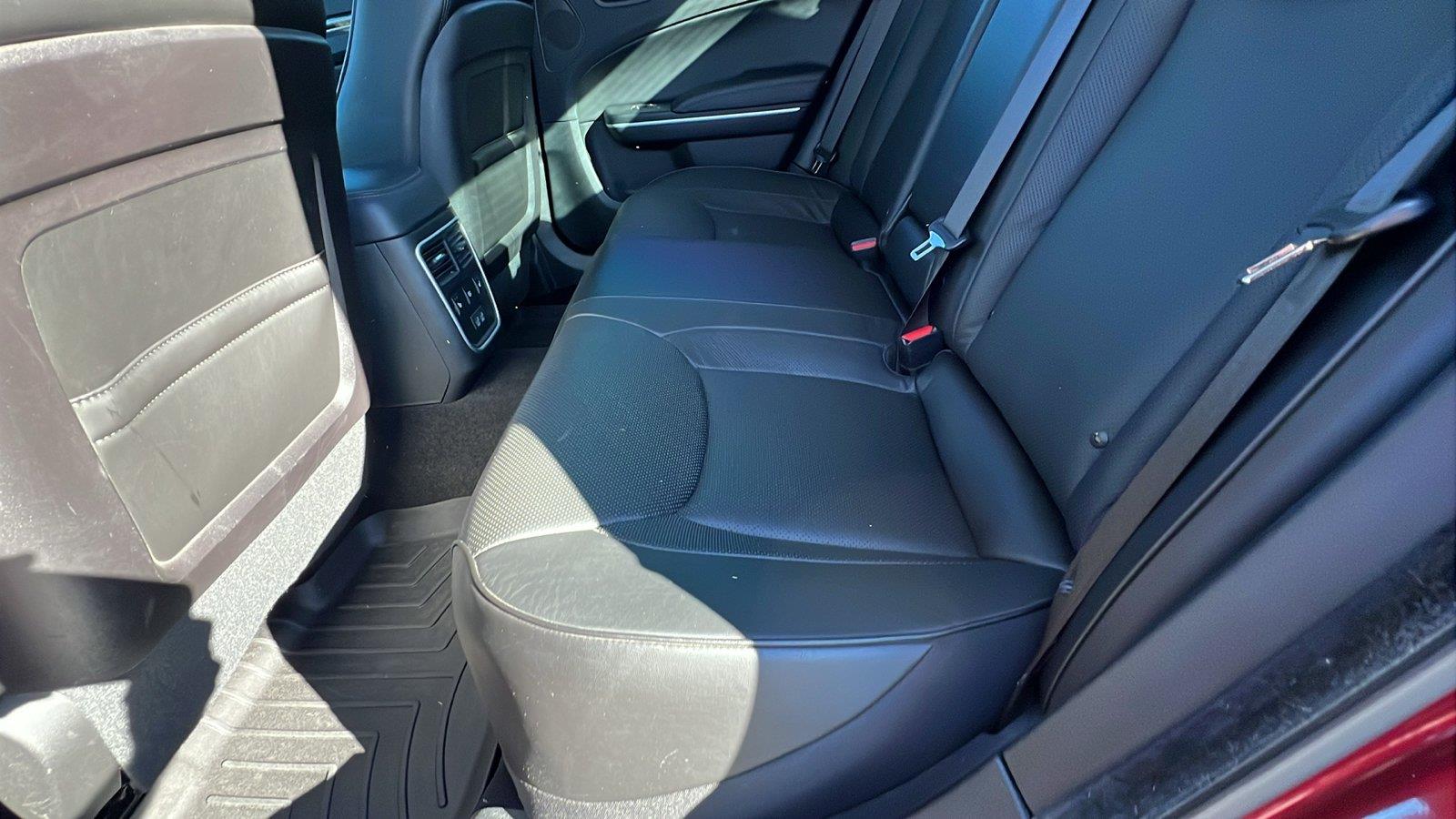 2023 Chrysler 300 photo 19 of 34