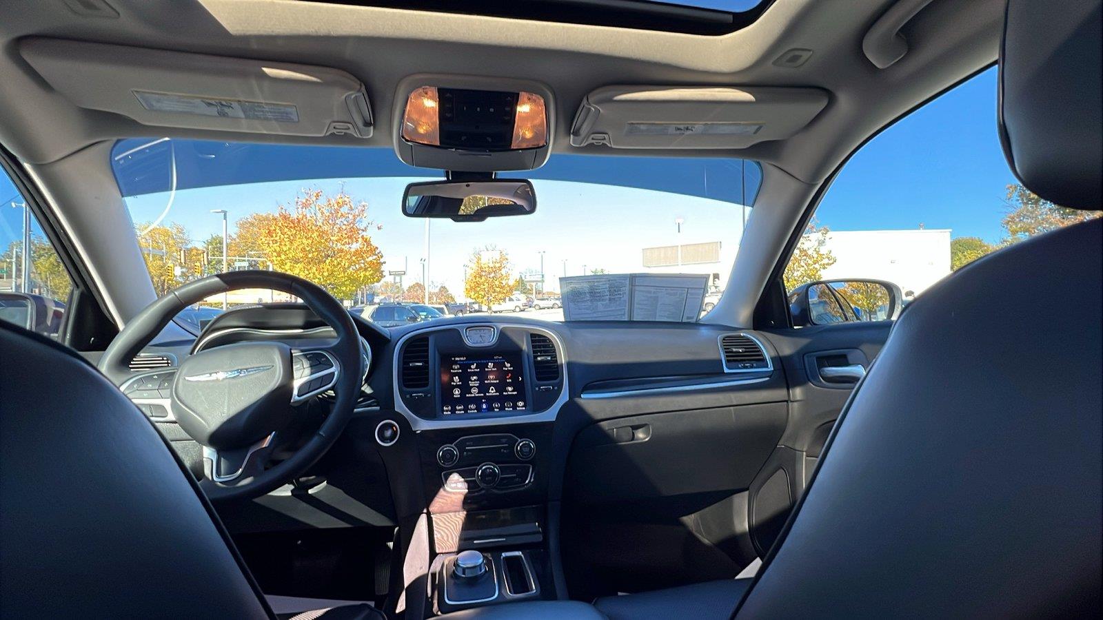2023 Chrysler 300 photo 22 of 34