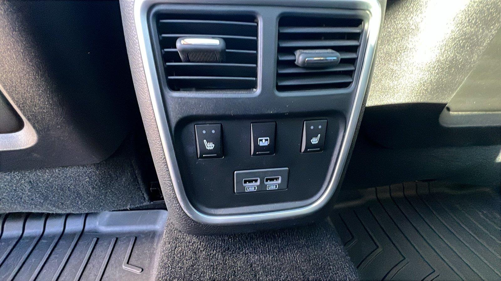 2023 Chrysler 300 photo 23 of 34