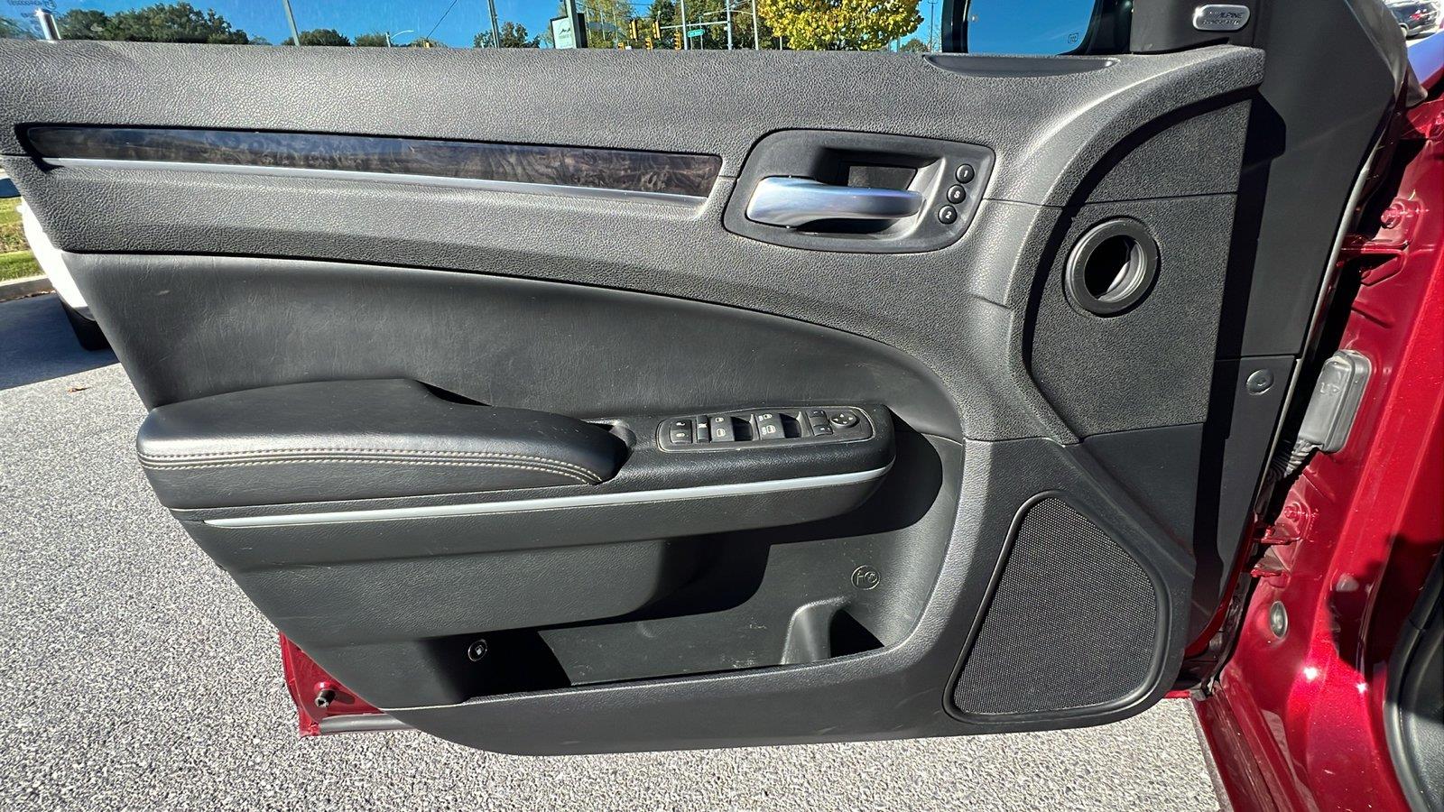 2023 Chrysler 300 photo 24 of 34