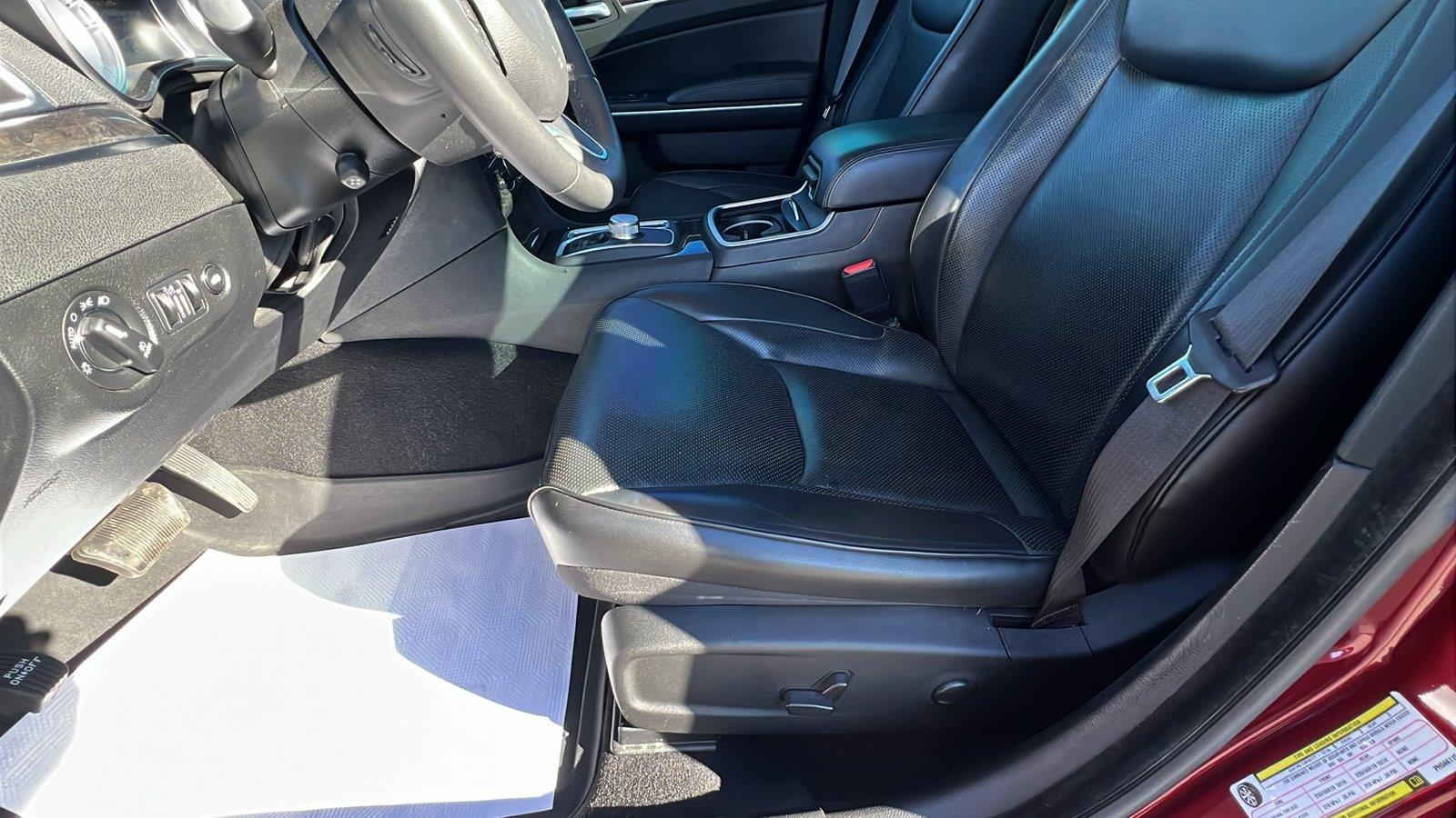 2023 Chrysler 300 photo 25 of 34