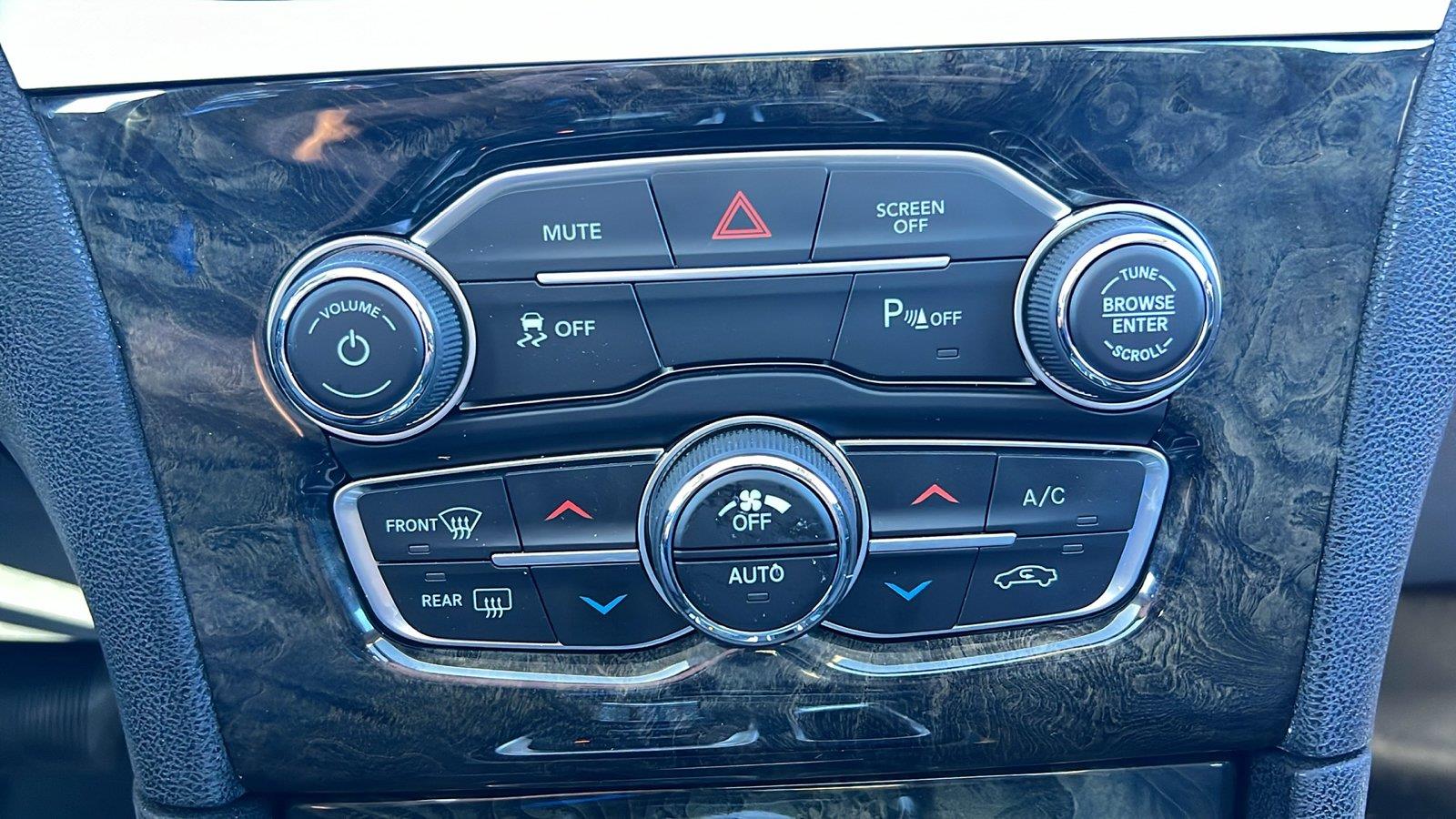 2023 Chrysler 300 photo 27 of 34