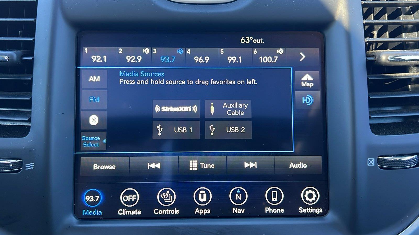 2023 Chrysler 300 photo 29 of 34