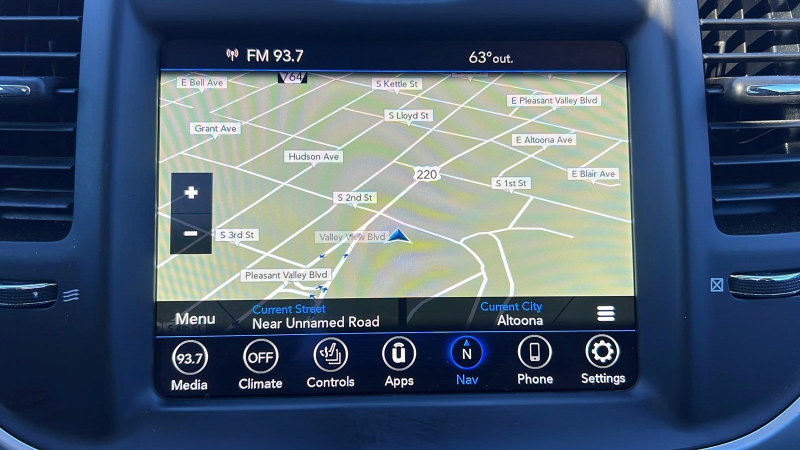 2023 Chrysler 300 photo 30 of 34
