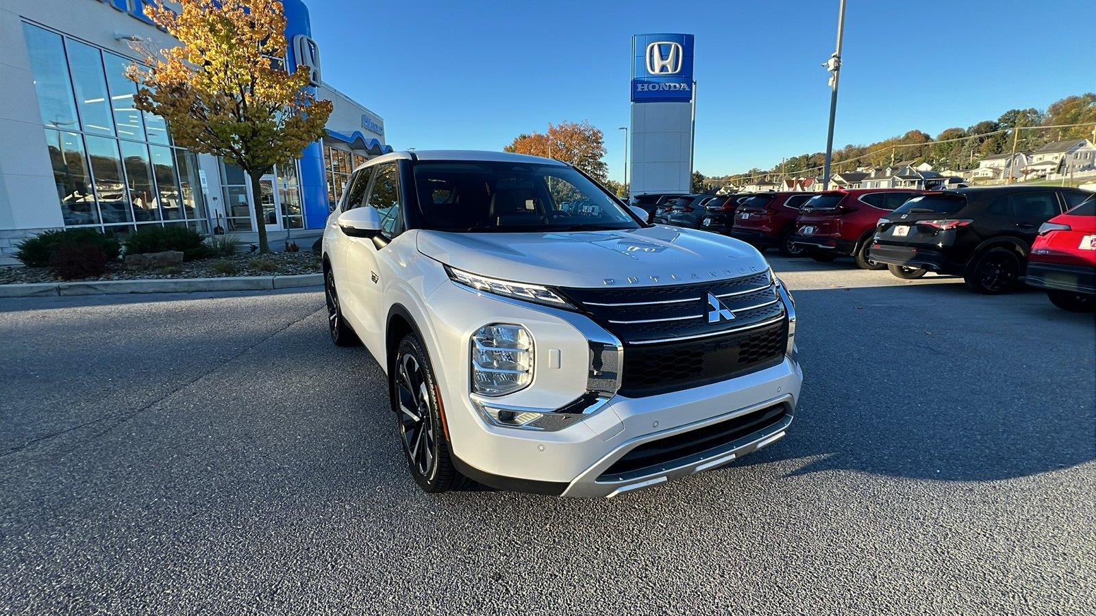 2024 Mitsubishi Outlander Plug-In Hybrid photo 2 of 31