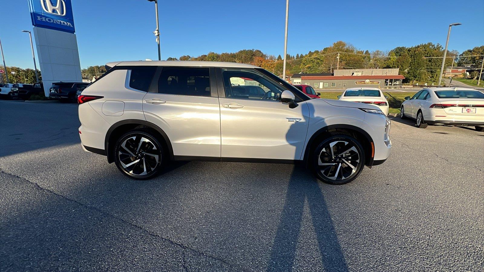 2024 Mitsubishi Outlander Plug-In Hybrid photo 3 of 31