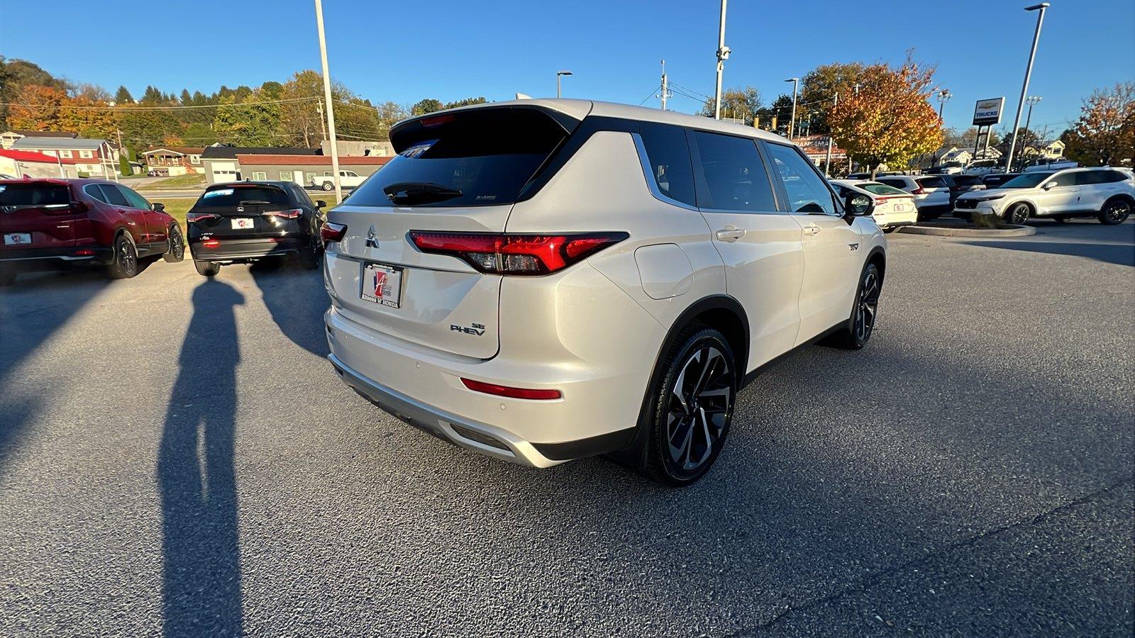 2024 Mitsubishi Outlander Plug-In Hybrid photo 4 of 31