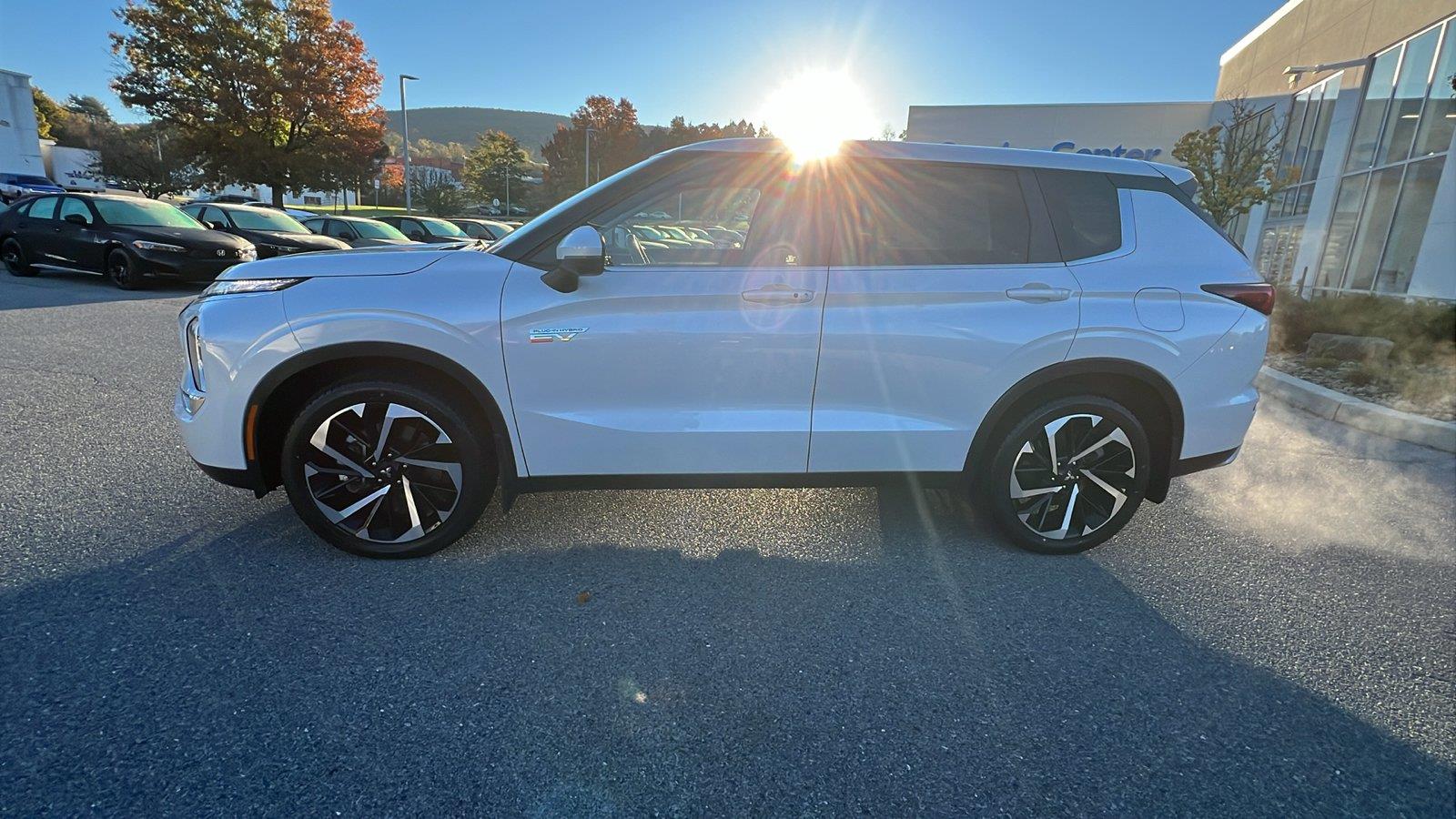 2024 Mitsubishi Outlander Plug-In Hybrid photo 7 of 31