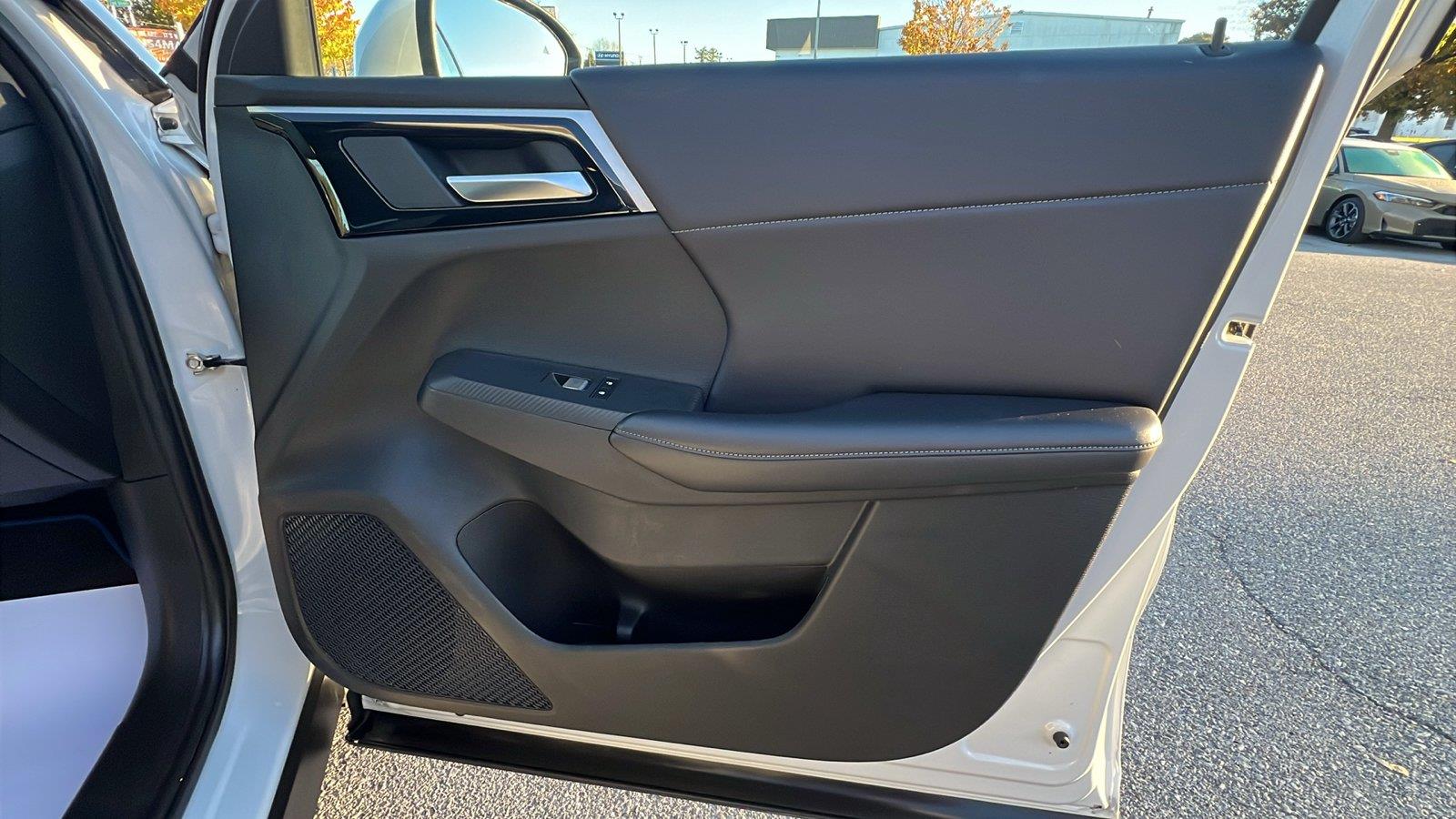 2024 Mitsubishi Outlander Plug-In Hybrid photo 12 of 31