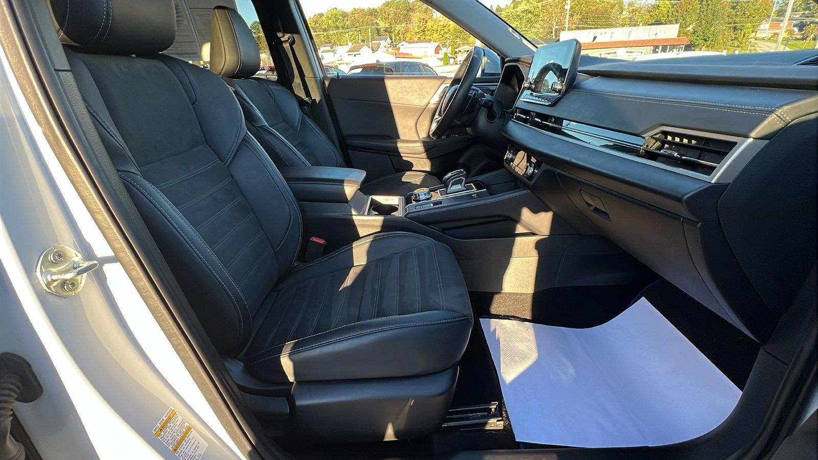 2024 Mitsubishi Outlander Plug-In Hybrid photo 13 of 31
