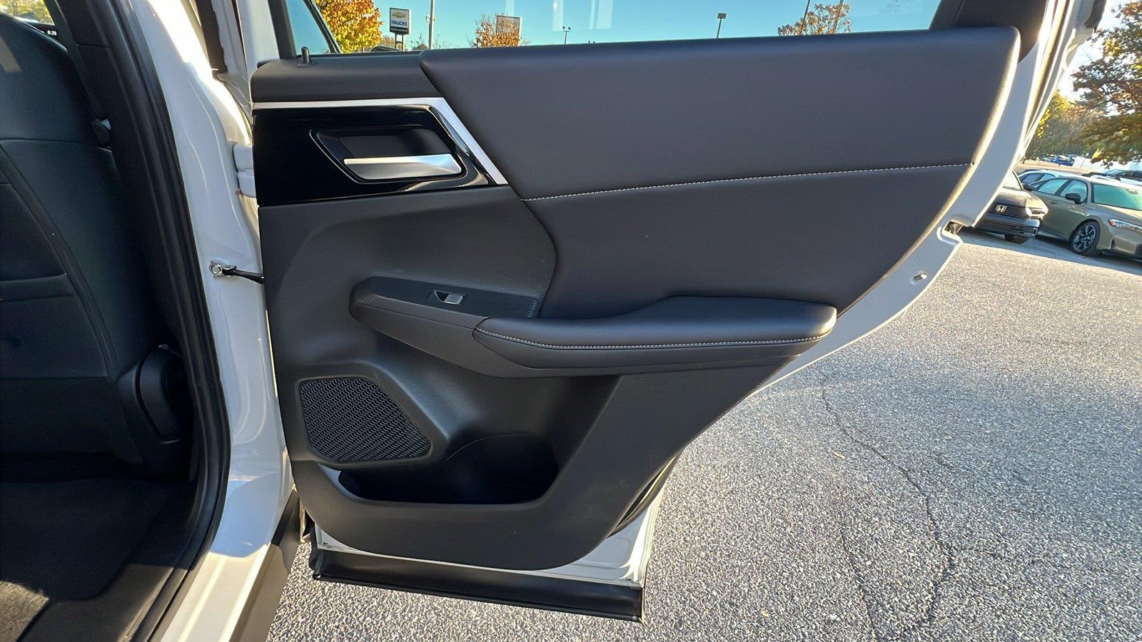 2024 Mitsubishi Outlander Plug-In Hybrid photo 14 of 31