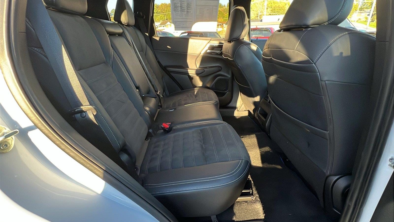 2024 Mitsubishi Outlander Plug-In Hybrid photo 15 of 31
