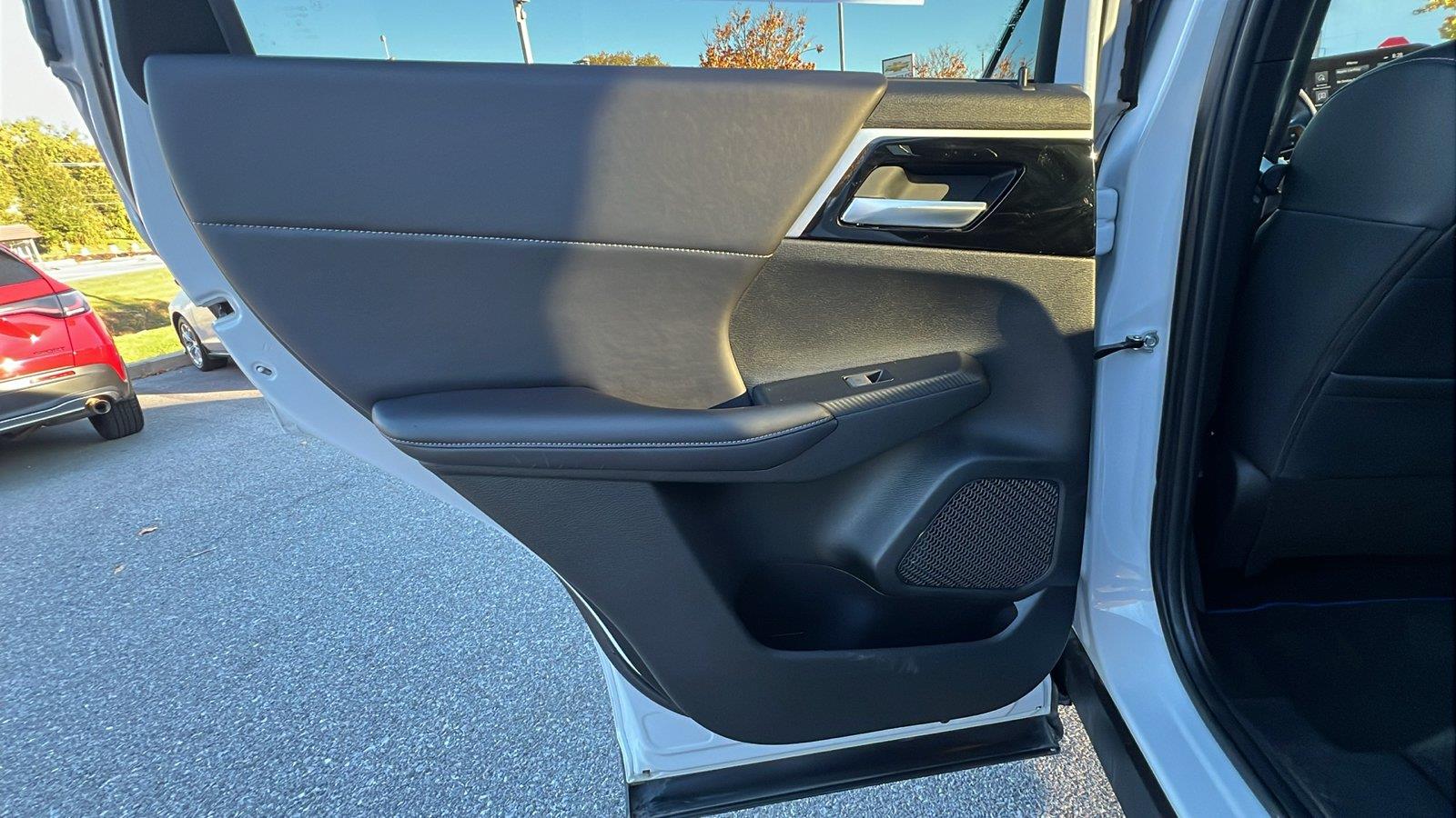2024 Mitsubishi Outlander Plug-In Hybrid photo 17 of 31