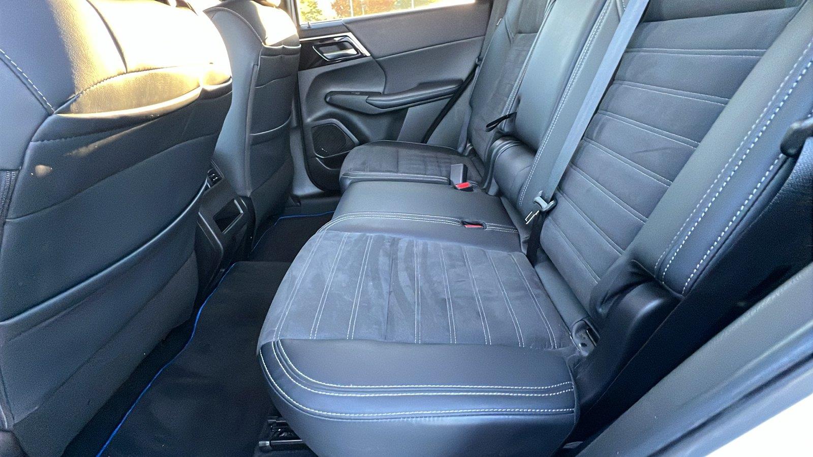 2024 Mitsubishi Outlander Plug-In Hybrid photo 18 of 31
