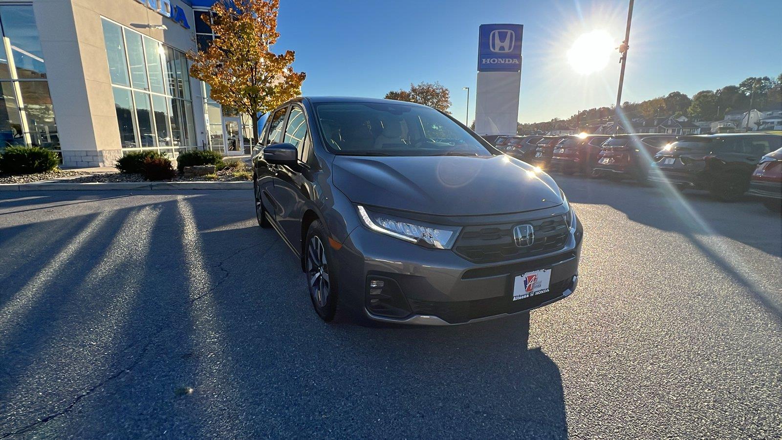 2025 Honda Odyssey photo 2 of 31