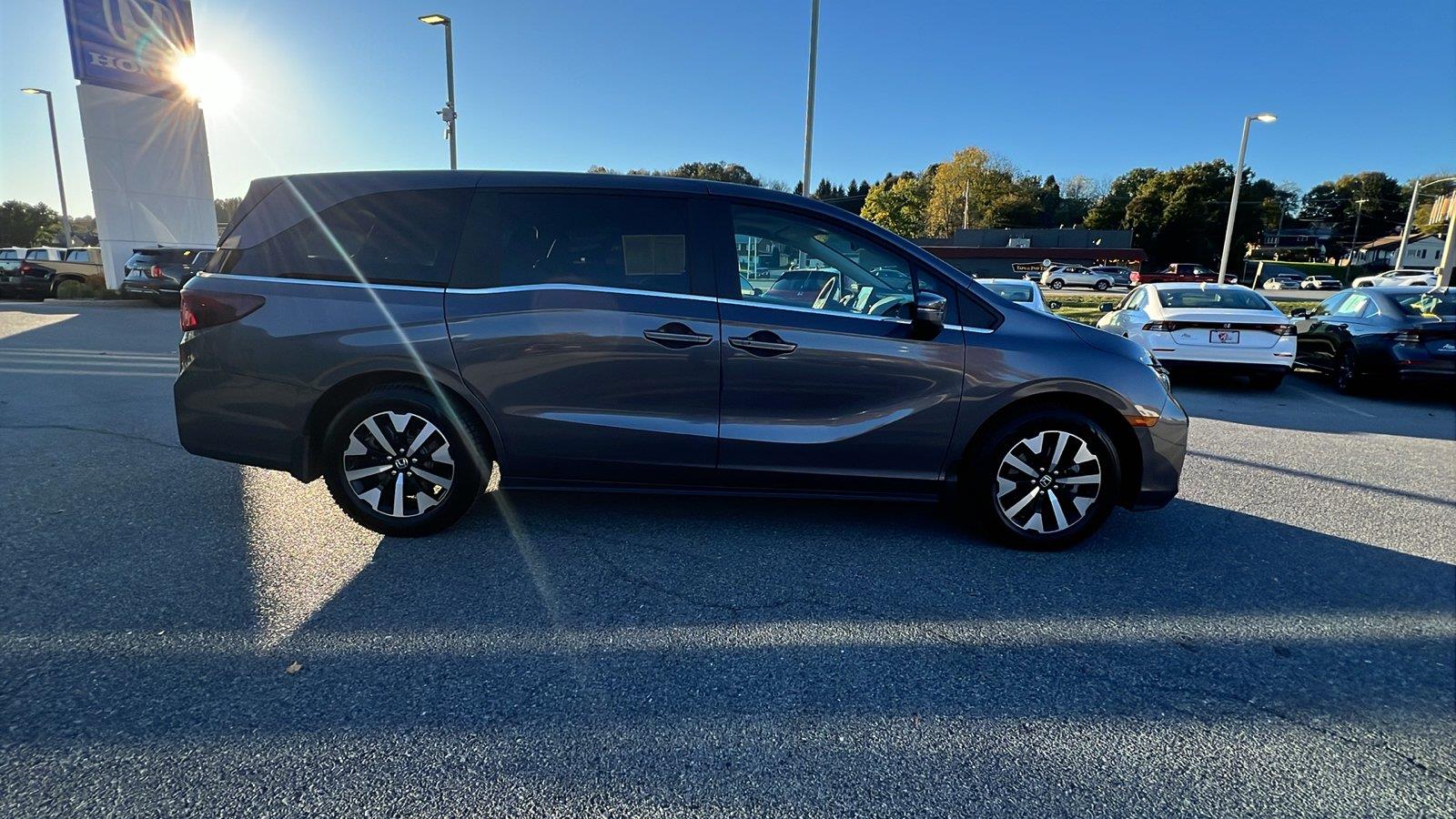 2025 Honda Odyssey photo 3 of 31