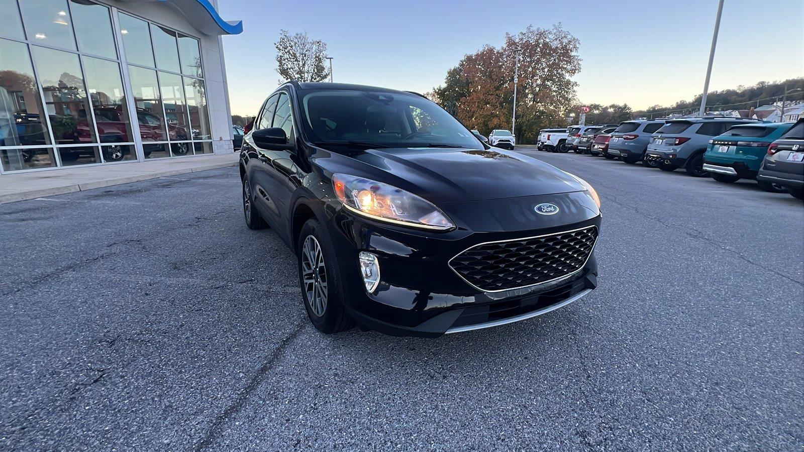 2020 Ford Escape photo 2 of 30