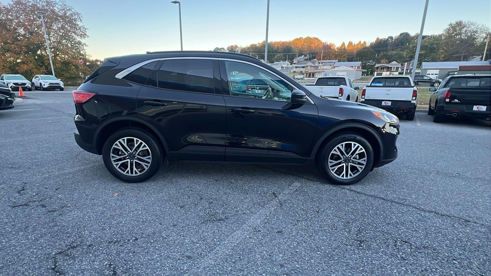 2020 Ford Escape photo 3 of 30