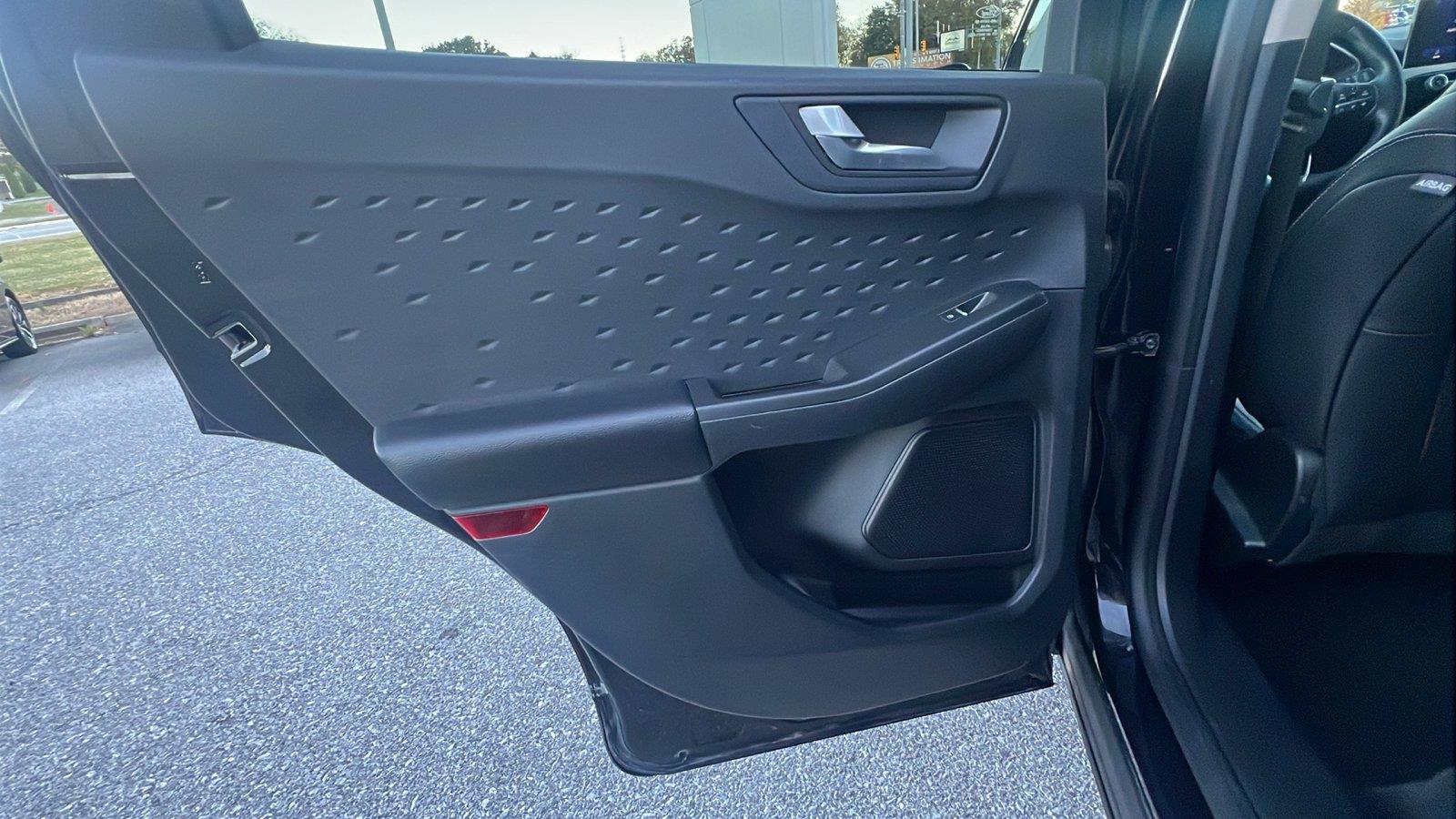 2020 Ford Escape photo 17 of 30