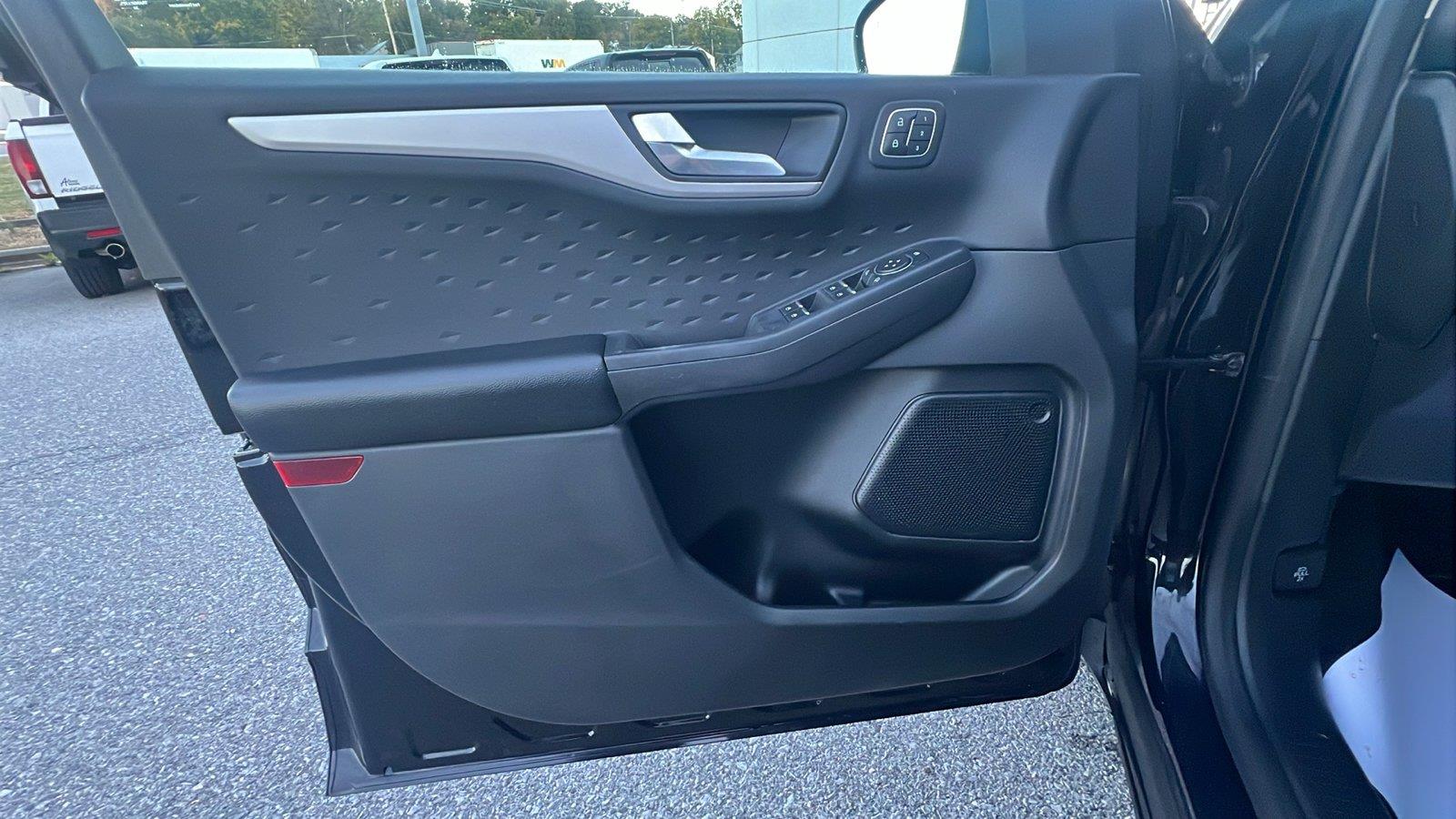 2020 Ford Escape photo 21 of 30