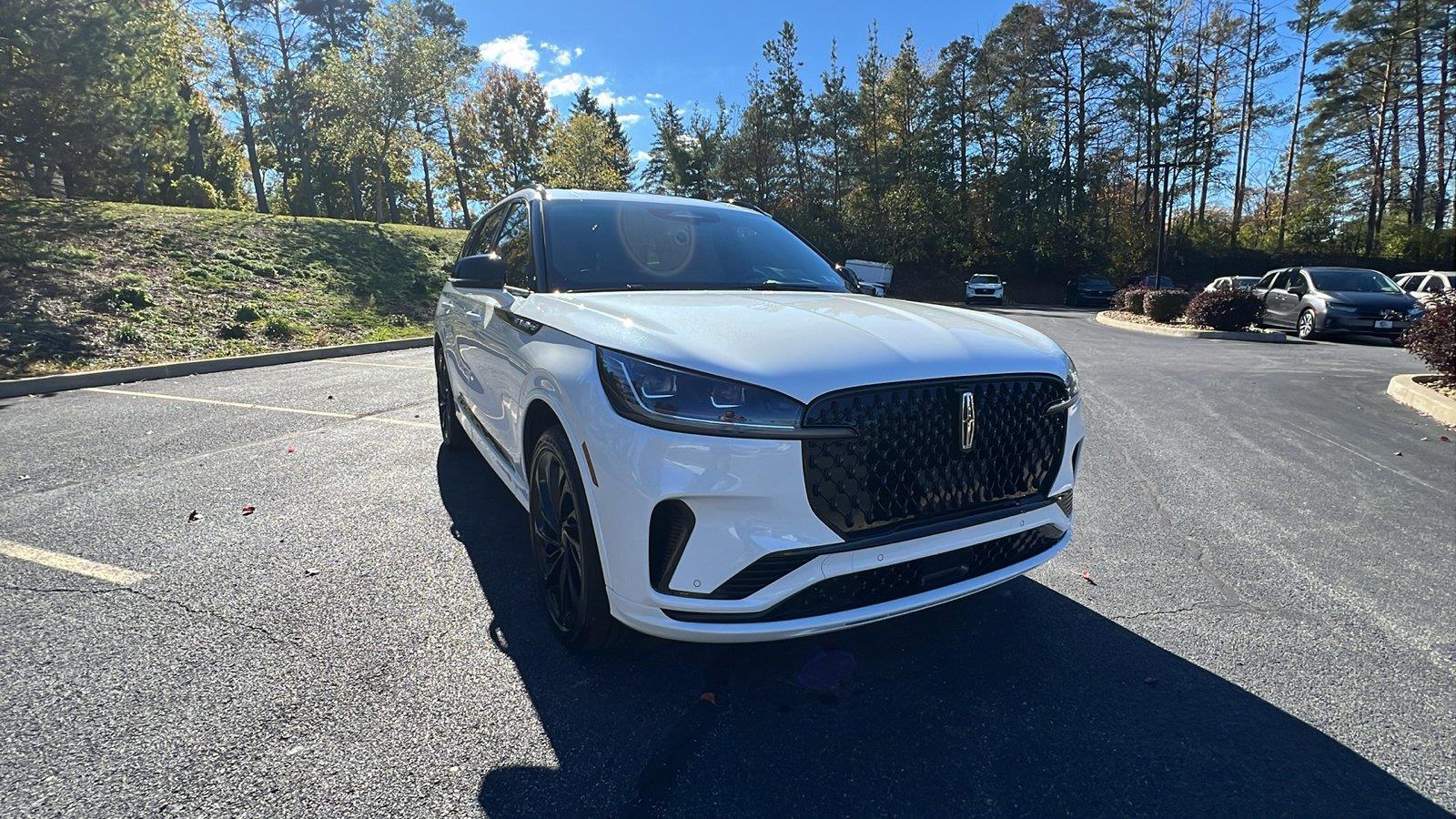 2026 Lincoln Aviator photo 2 of 37