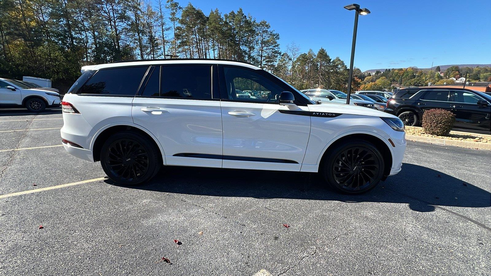 2026 Lincoln Aviator photo 3 of 37