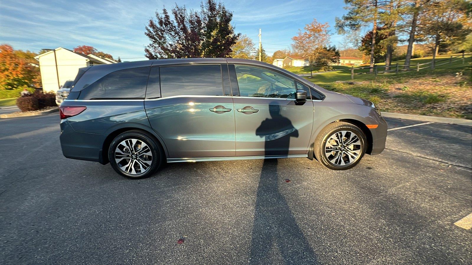2027 Honda Odyssey photo 3 of 31