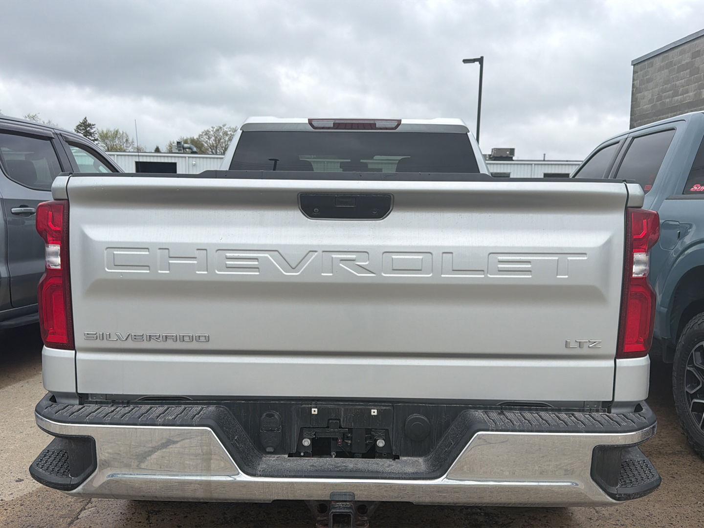 View vehicle photo 5