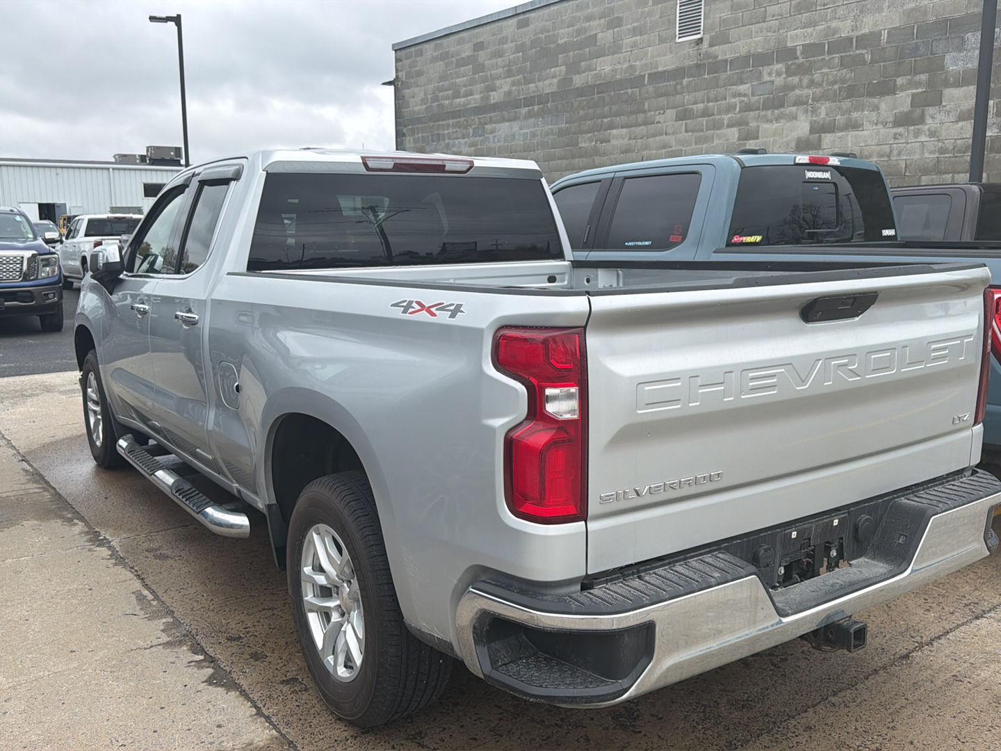 View vehicle photo 7