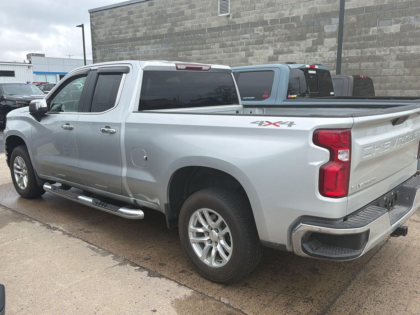 View vehicle photo 6