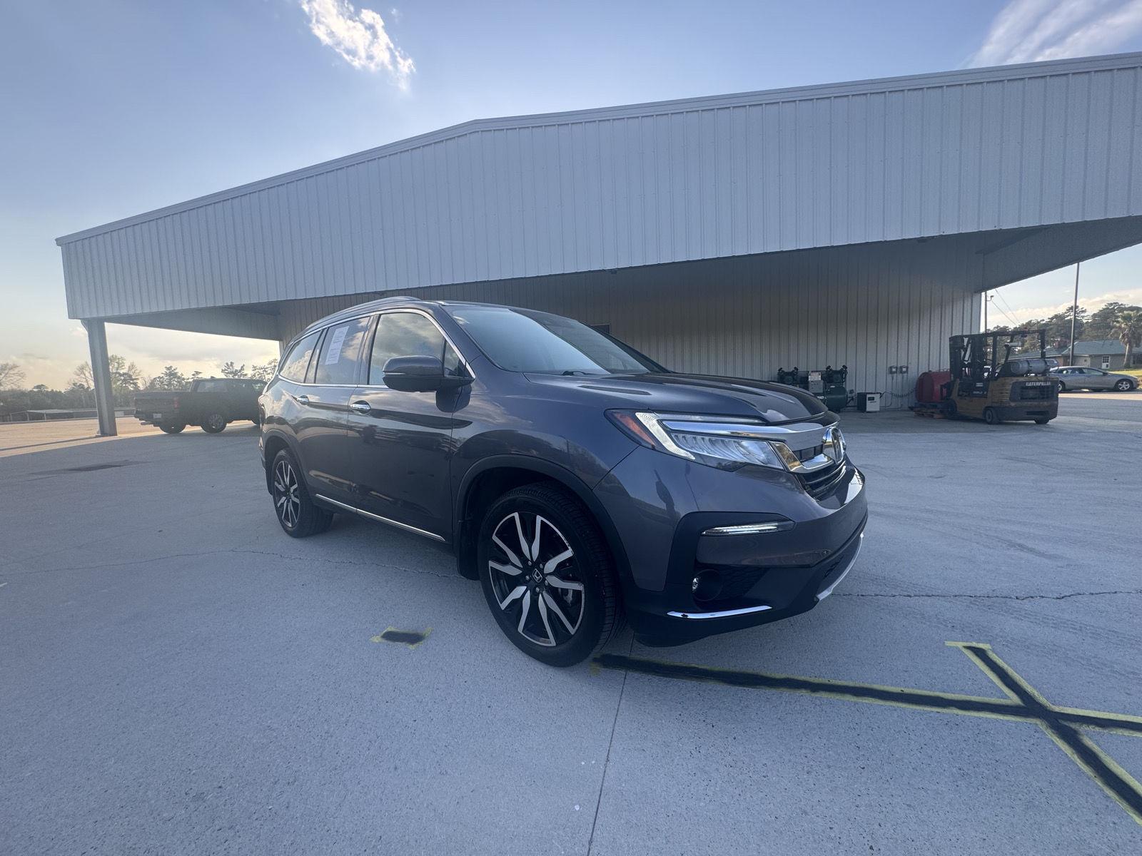 2022 Honda Pilot Touring AWD with Rear Captain's Chairs