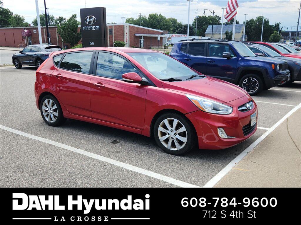 2014 Hyundai Accent SE 4-Door Hatchback FWD