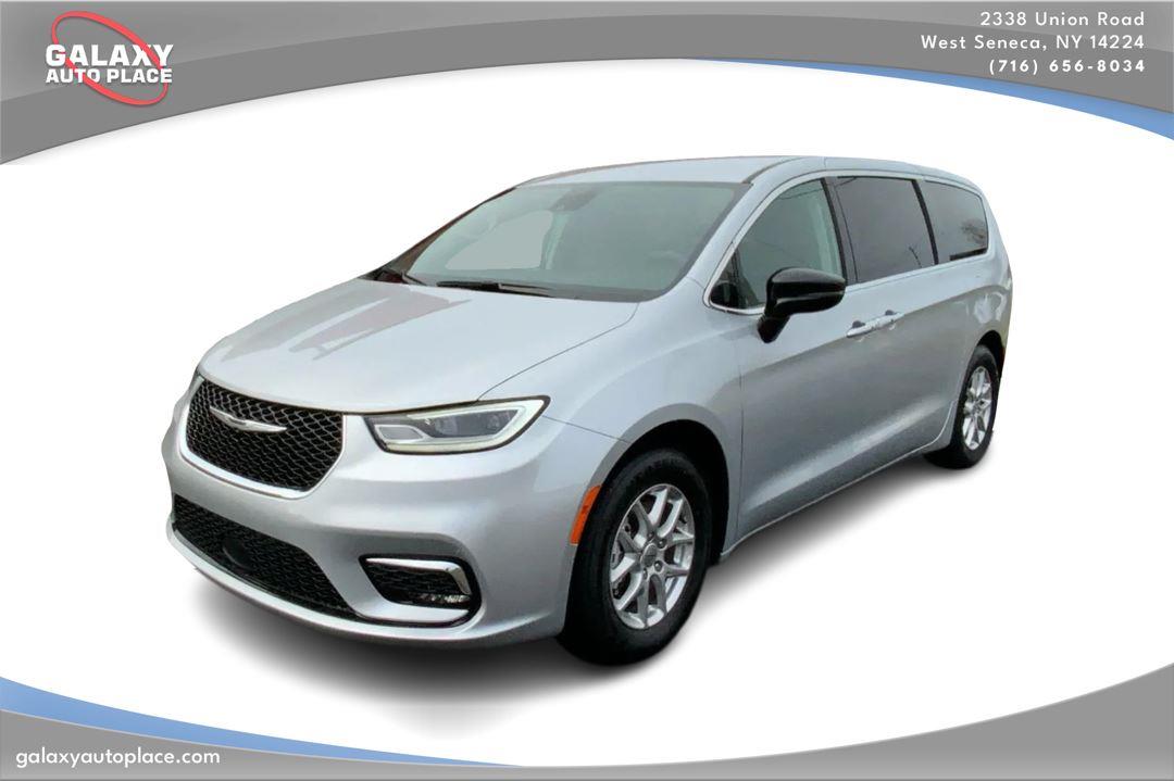Silver Mist Clearcoat 2024 Chrysler Pacifica Minivan Front-Wheel Drive 9-Speed Automatic