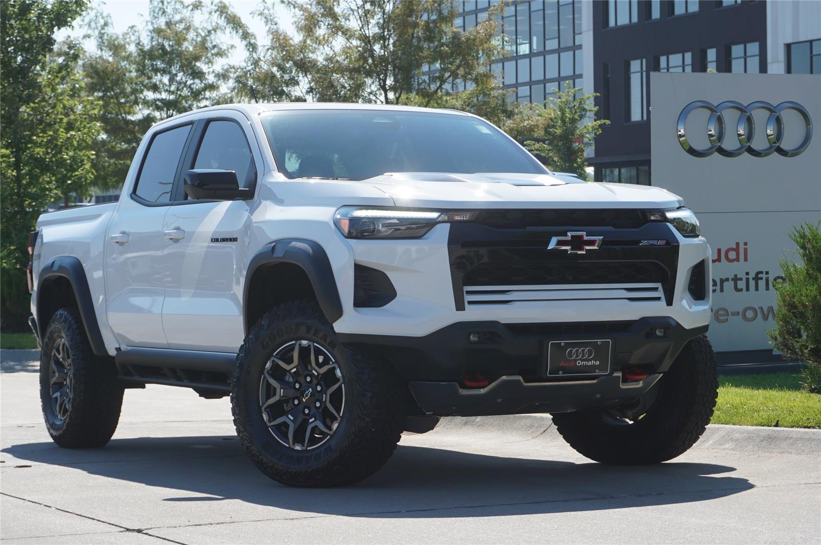 Summit White 2026 Chevrolet Colorado Pickup Truck Four-Wheel Drive 8-Speed Automatic