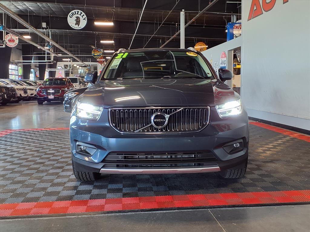2021 Volvo XC40 Momentum - Denim Blue Metallic exterior view 2