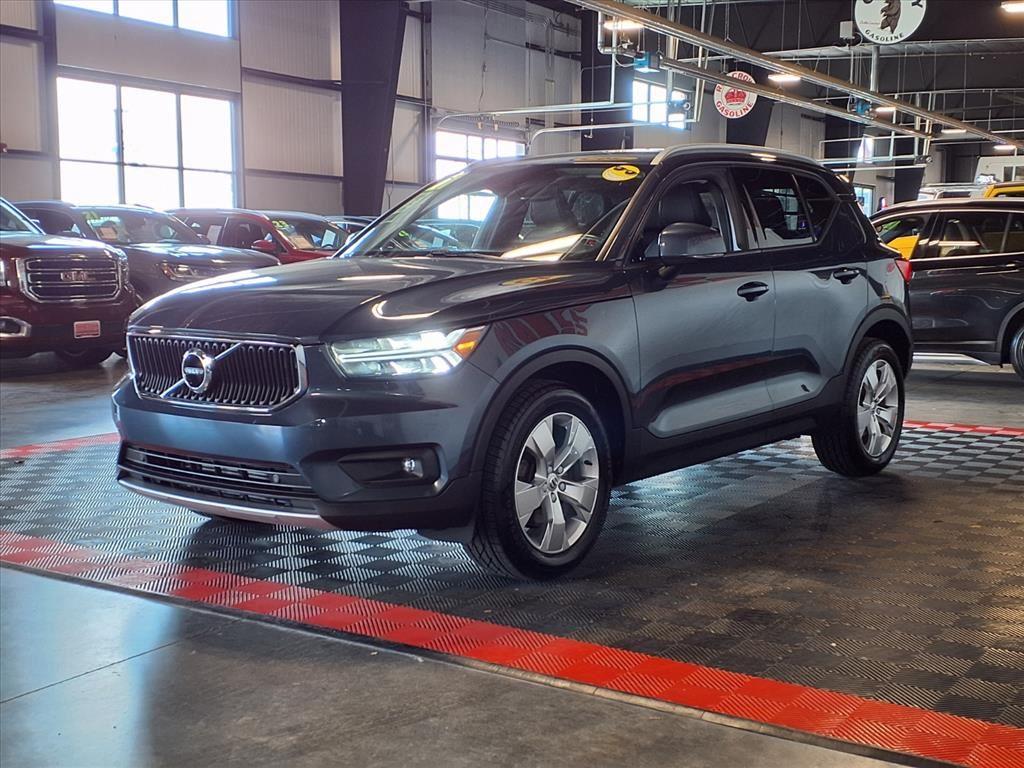 2021 Volvo XC40 Momentum - Denim Blue Metallic exterior view 3