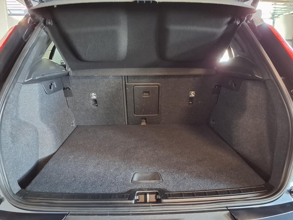 2021 Volvo XC40 Momentum - Denim Blue Metallic exterior view 5