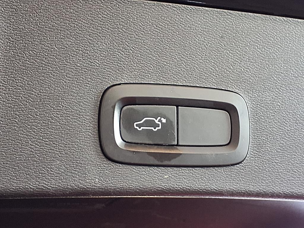 2021 Volvo XC40 Momentum - Denim Blue Metallic exterior view 6