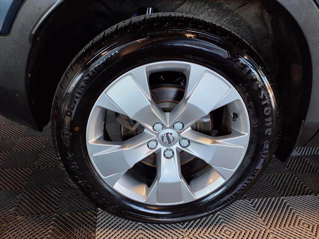 2021 Volvo XC40 Momentum - Denim Blue Metallic exterior view 8