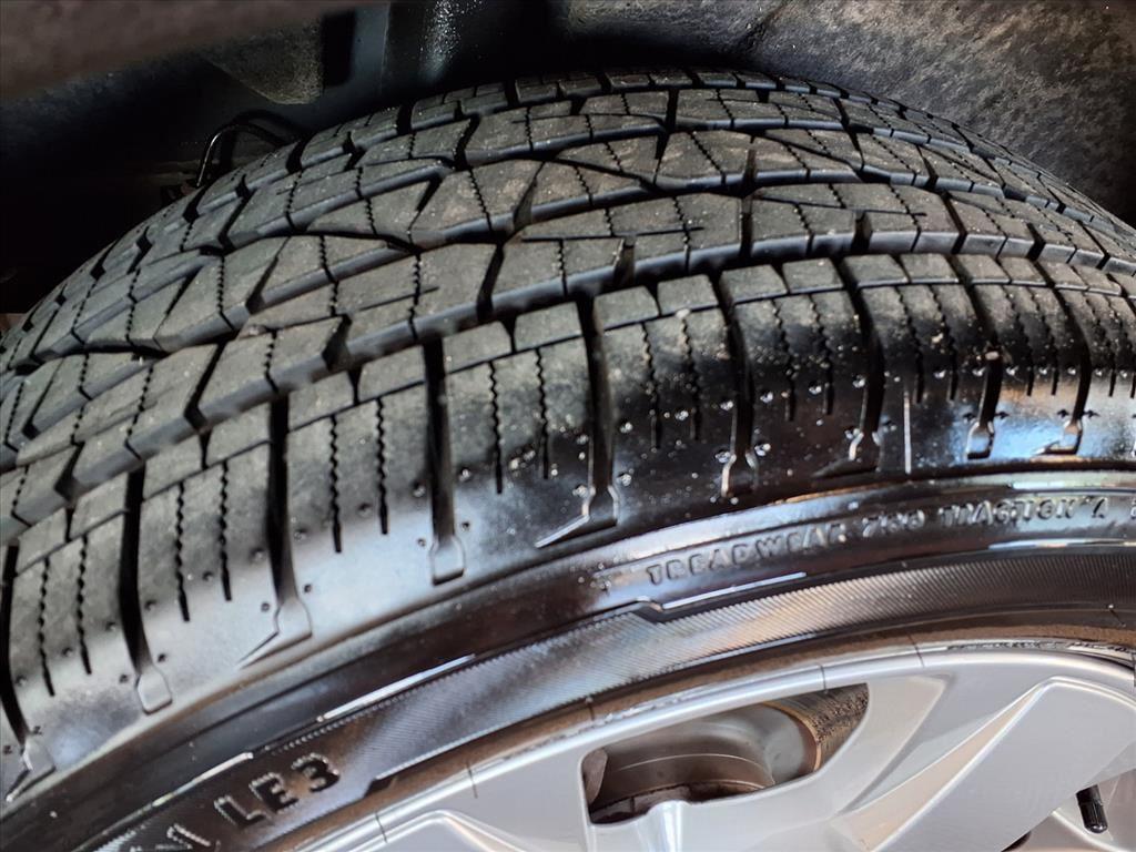 2021 Volvo XC40 Momentum - Denim Blue Metallic exterior view 9