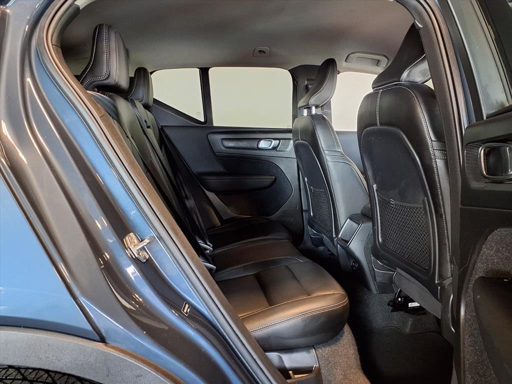 2021 Volvo XC40 Momentum - Denim Blue Metallic exterior view 10