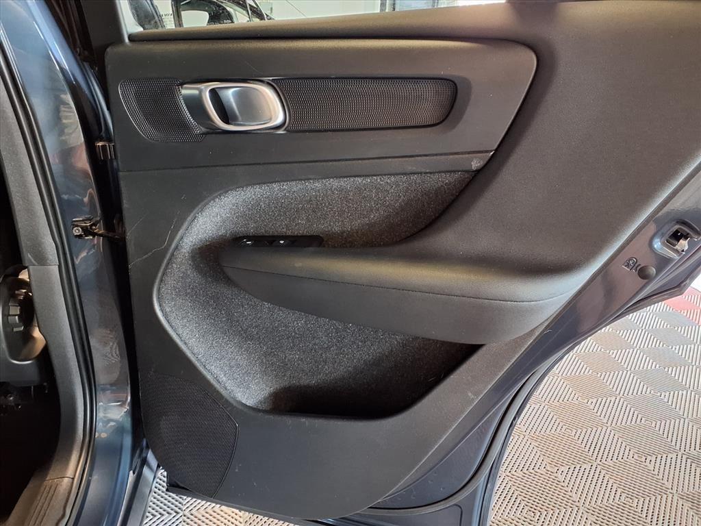 2021 Volvo XC40 Momentum - Denim Blue Metallic exterior view 11