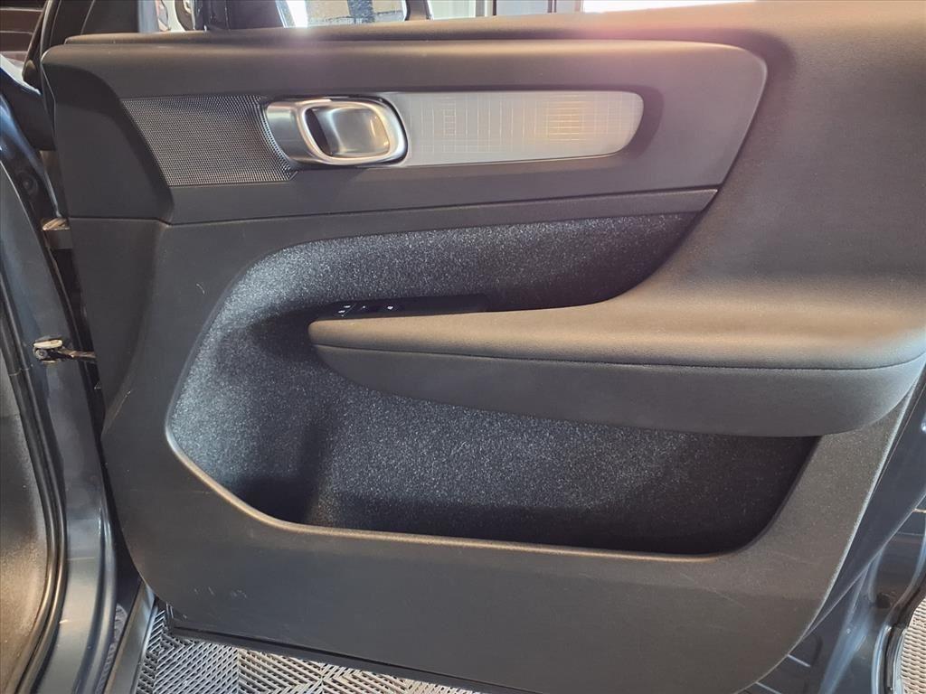 2021 Volvo XC40 Momentum - Denim Blue Metallic exterior view 13