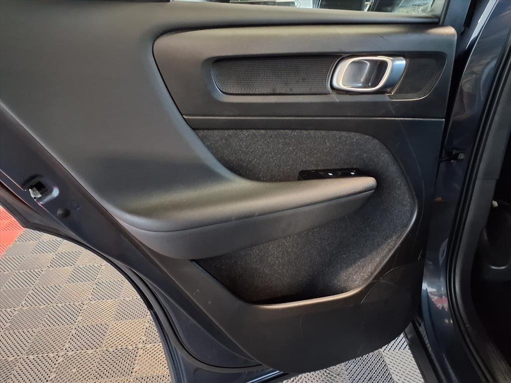 2021 Volvo XC40 Momentum - Denim Blue Metallic exterior view 15