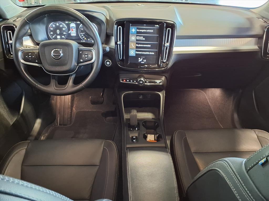 2021 Volvo XC40 Momentum - Denim Blue Metallic exterior view 16