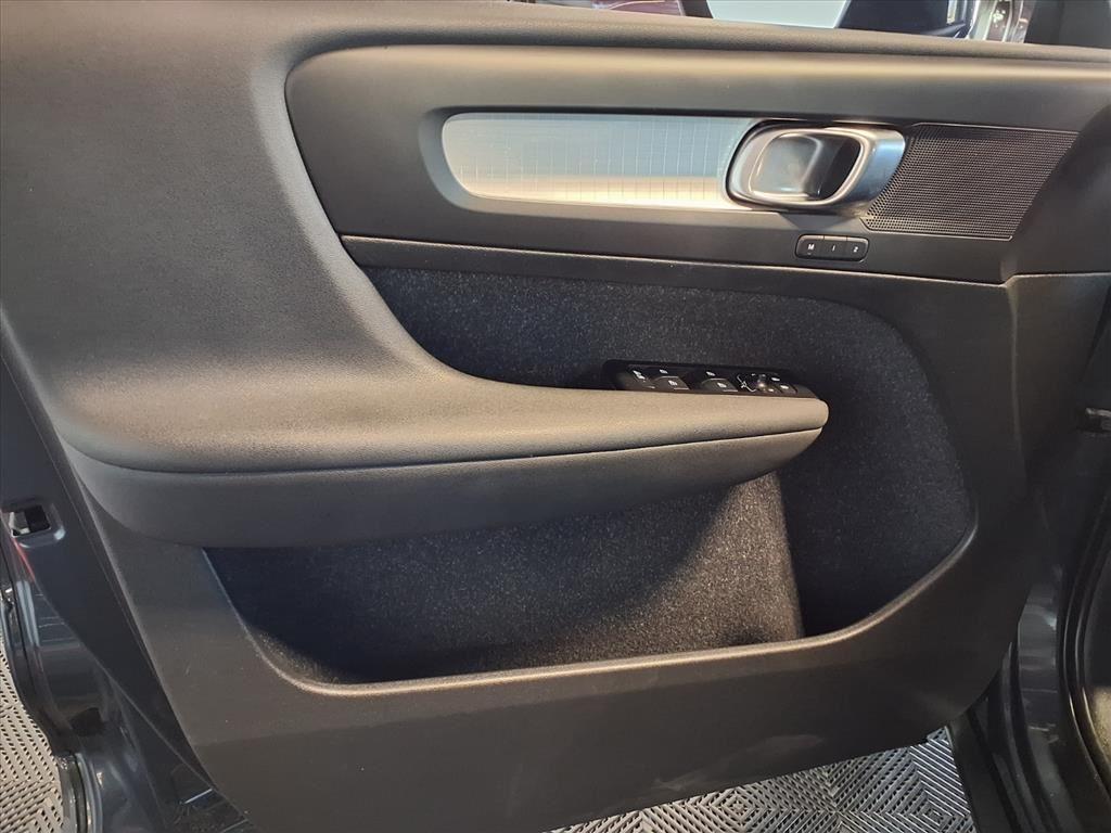 2021 Volvo XC40 Momentum - Denim Blue Metallic exterior view 17