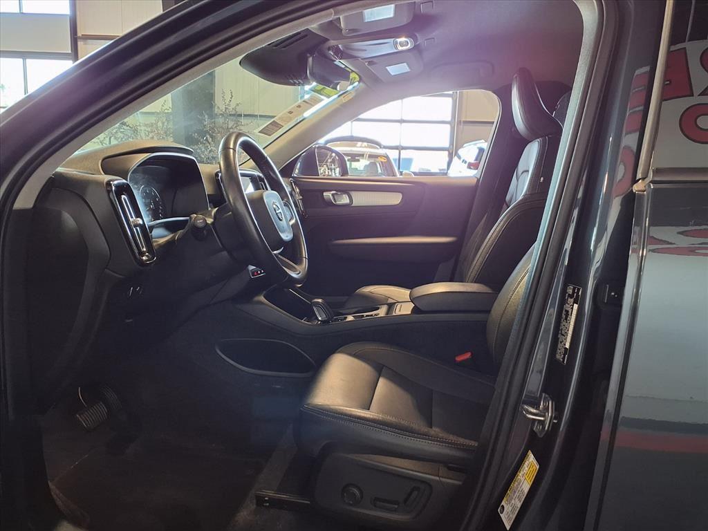 2021 Volvo XC40 Momentum - Denim Blue Metallic exterior view 18