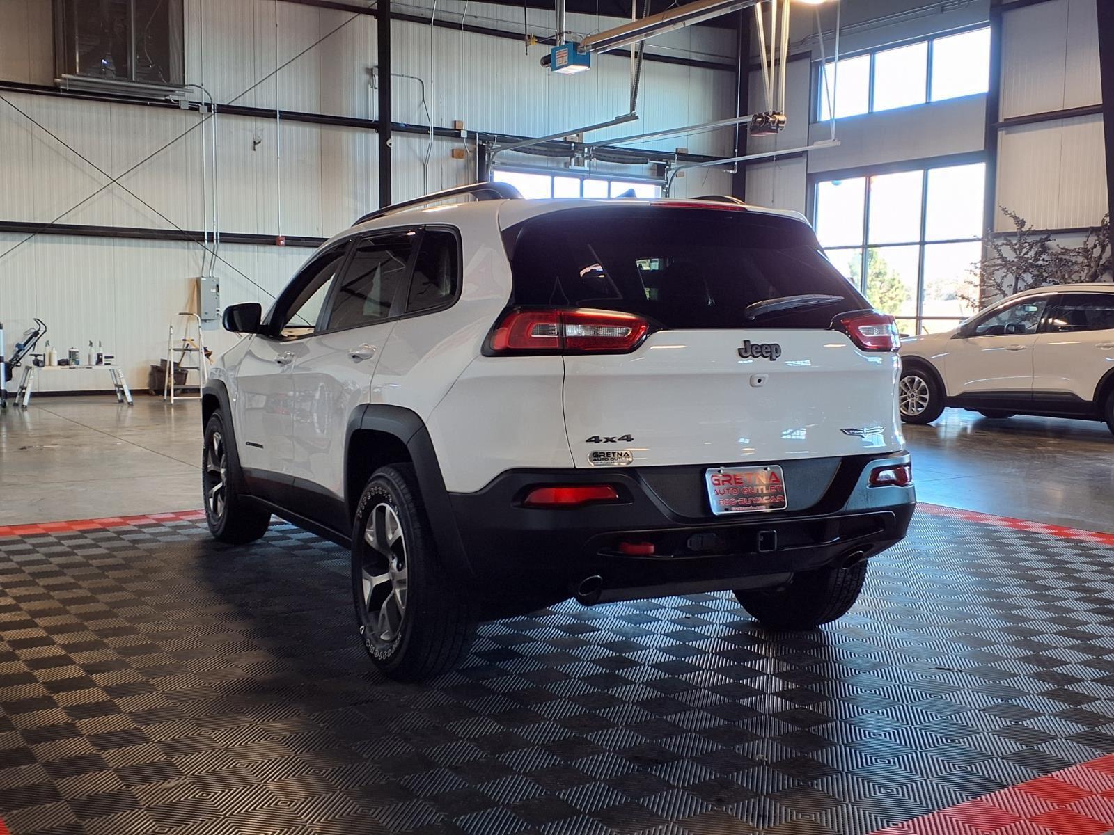 2017 Jeep Cherokee Trailhawk - Bright White Clearcoat exterior view 4