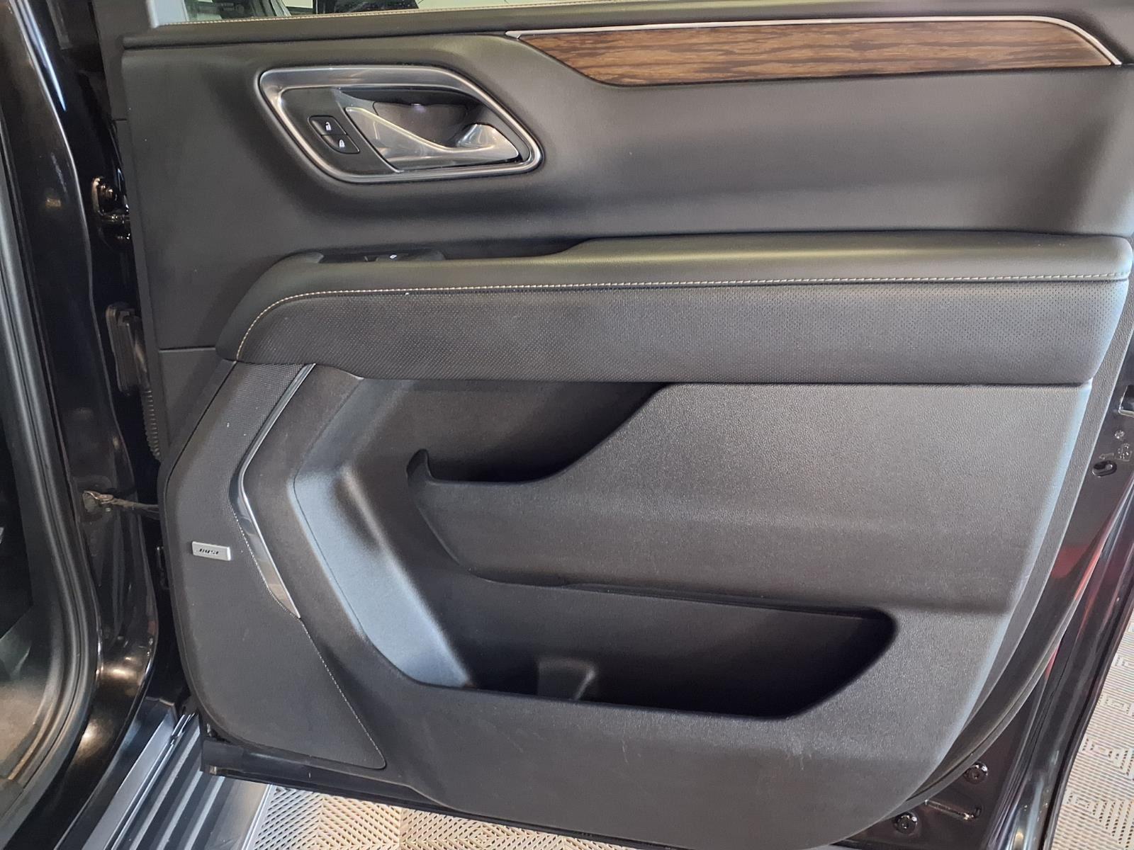 2023 Chevrolet Suburban Premier - Black exterior view 12