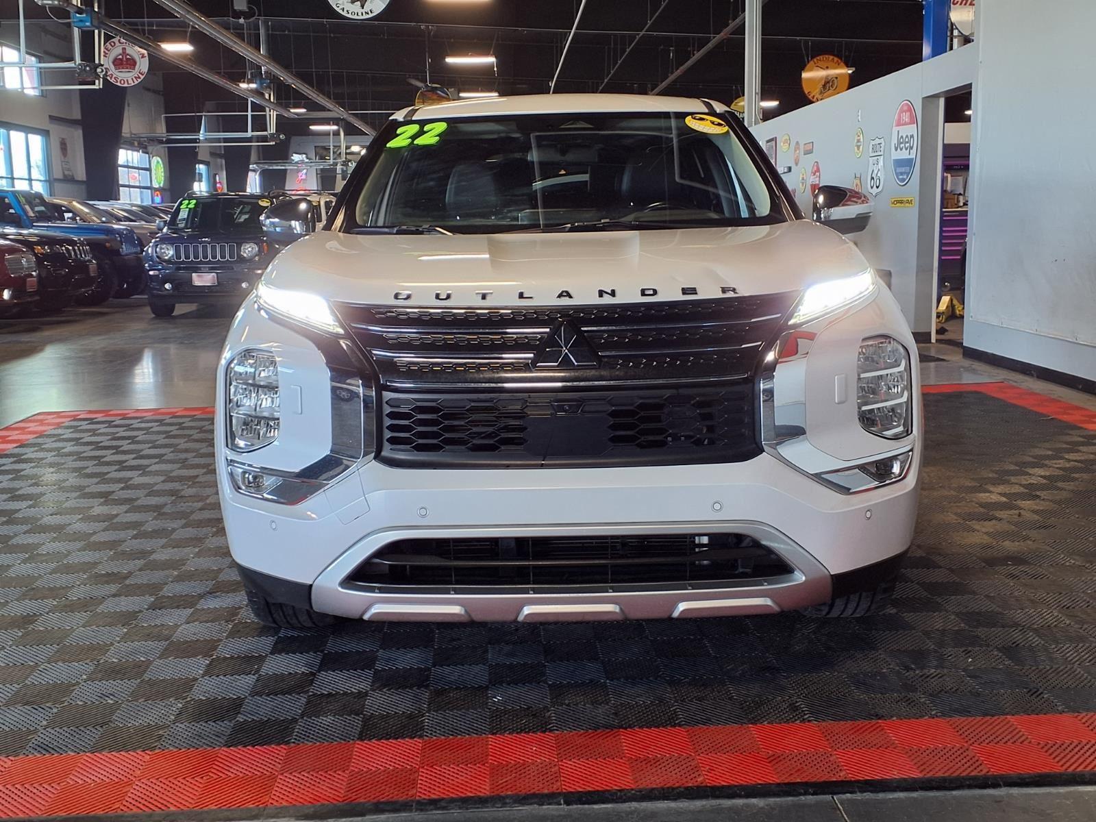 2022 Mitsubishi Outlander SE - White Diamond exterior view 2